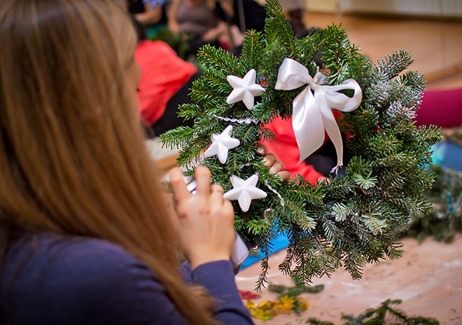 How to decorate a house for the New Year 2015: DIY Christmas wreath, decorate Christmas balls photo