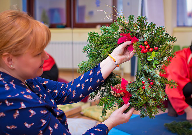 How to decorate a house for the New Year 2015: DIY Christmas wreath, decorate Christmas balls photo