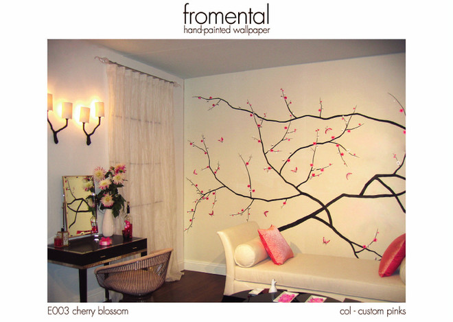 Malede og håndbroderede tapeter er optimale og som et panel på en af ​​væggene. Samling Cherry Blossom (Fromental)