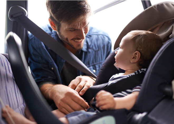 איך לשים תינוק במושב המכונית?