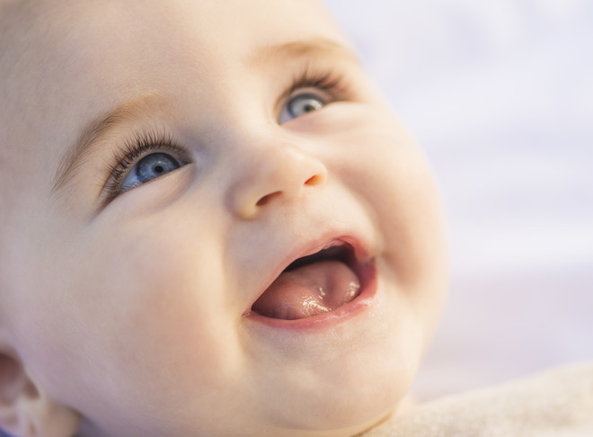 איך לטפל בעיניים של תינוק שזה עתה נולד