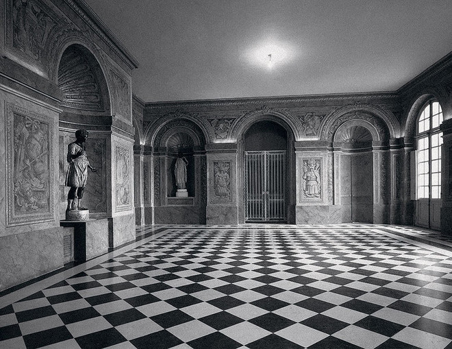 אחד המסדרונות של הסלון של שגרירי ארמון ורסאי, שצוירו על הקירות "טראמפליי" (snag), המתארים שריון וכלי נשק. רצפת שיש שחור ולבן (המאה ה -18).