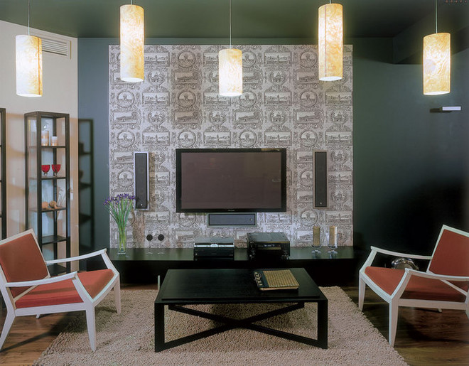 The walls are painted with opaque Oikos paint. Wallpaper from Stro-heim & Roman. On either side of the coffee table are chairs from Porada. Under the plasma screen - a curbstone from Molteni.
