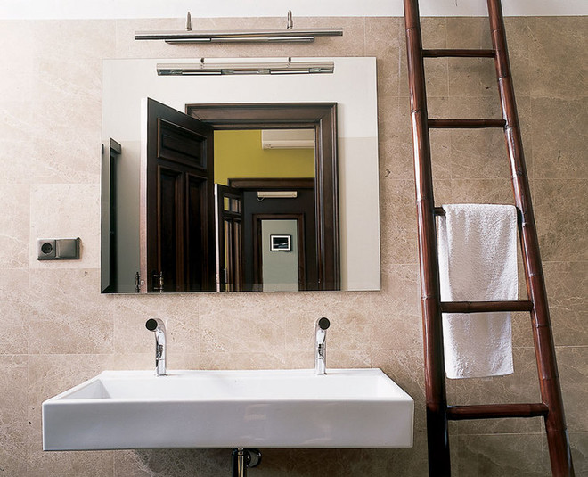 סוויטת החדרים סוגרת את חדר האמבטיה. המראה משקף כמעט את כל שטח הדירה.