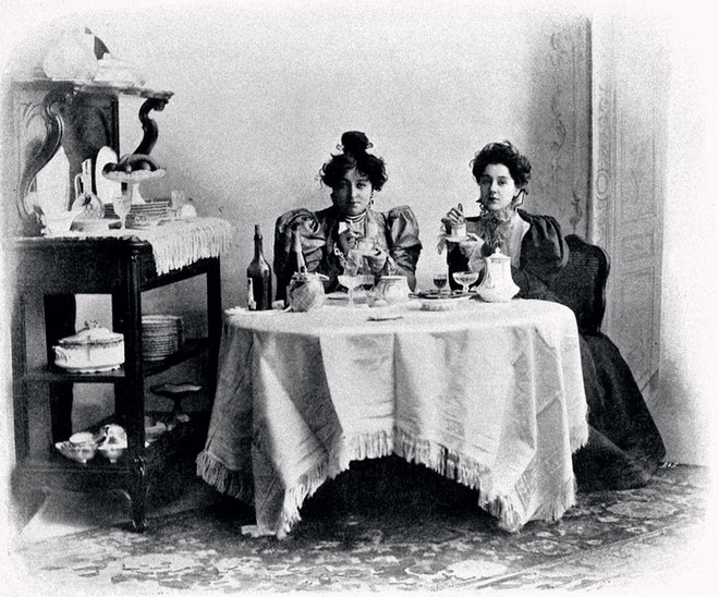 Vintage fransk postkort "Kvinder ved bordet." 1895.