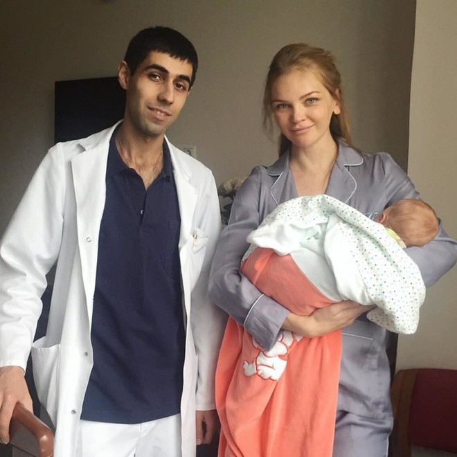 彼女の新生児の娘とElena Kuletskaya