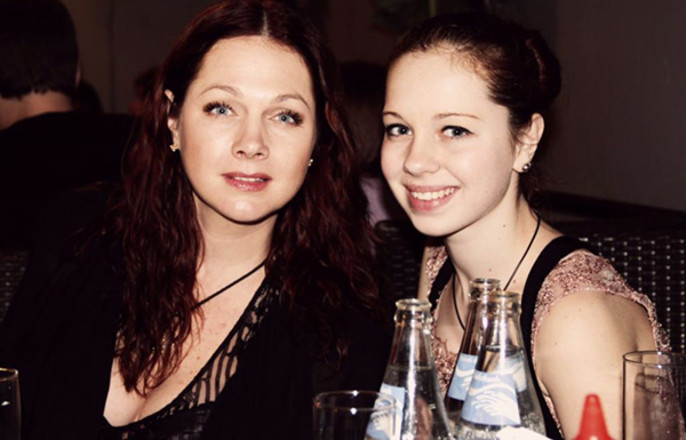Alena Kosterina, TV-Moderatorin, mit ihrer Tochter, Foto