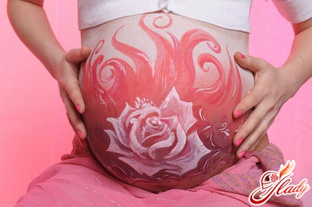 body painting of pregnant women