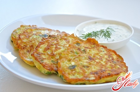 zucchini pancakes with sour cream