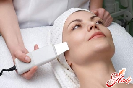 ultrasonic face cleansing from a cosmetologist
