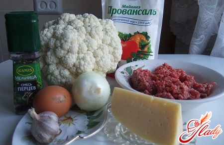 Ingredients for preparation of cauliflower with minced meat