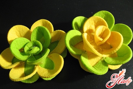 flowers from felt by own hands