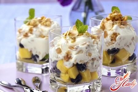 fruit salad with yoghurt