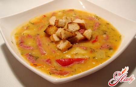 гороховий суп з ковбасою