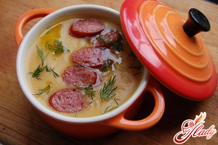 гороховий суп з копченою ковбасою