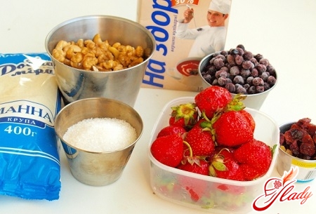 Ingredients for Guryev porridge with berries