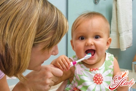איך לצחצח שיניים של ילדך