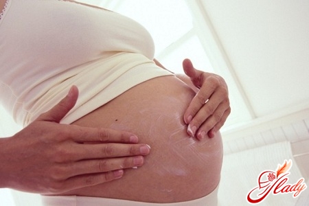 Hvordan man undgår stregmærker under graviditeten