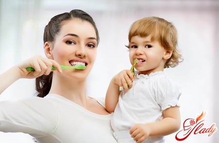 wie man einem Kind beibringt, seine Zähne zu putzen