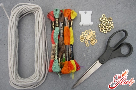 materials for weaving a bauble from a floss