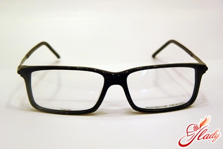 окуляри в пластмасовій чорній оправі