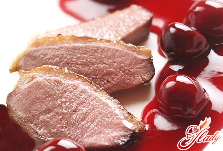 pieces of duck with cherry sauce