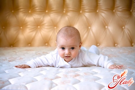 how to choose a mattress for a newborn