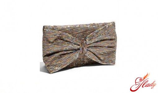 clutch with bow and paillettes Betsey Johonson