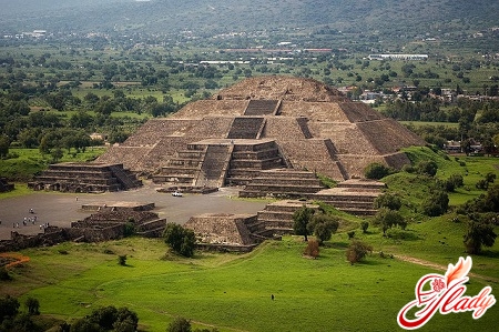 the ruins of Teotihuacan