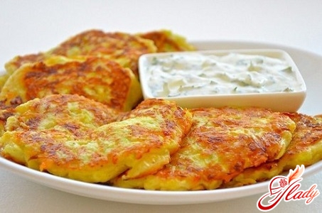 spicy zucchini fritters with sour cream
