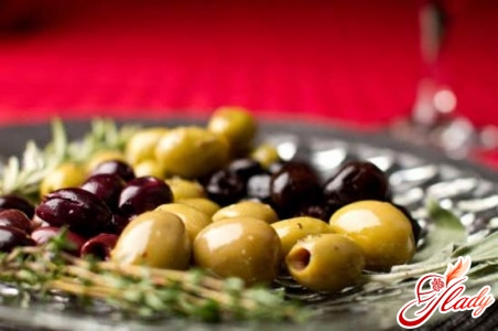 салат з оливками і кукурудзою