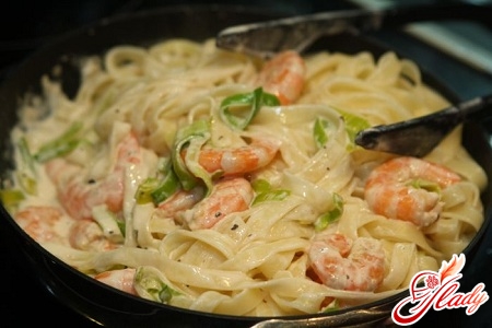 pasta with shrimps in cream sauce