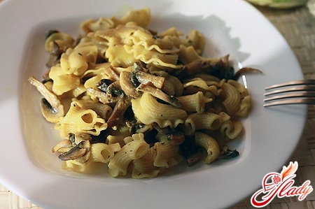 pasta with mushrooms and chicken in creamy sauce