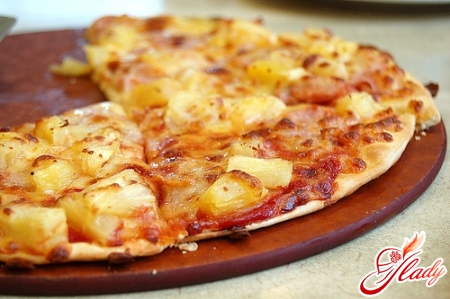 pizza with chicken and pineapple