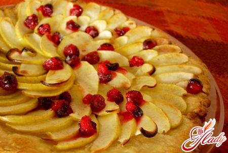 pie with cranberries and apples