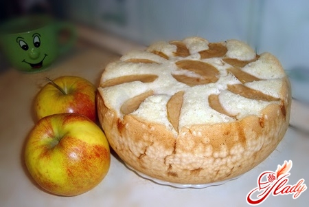бісквітний пиріг з яблуками