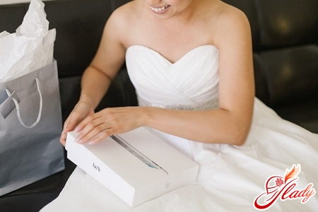 приклад подарунка нареченому на весілля у вигляді планшета