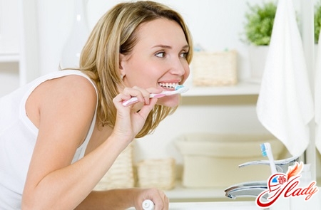 чистка мови зубною пастою, щоб уникнути появи прищів