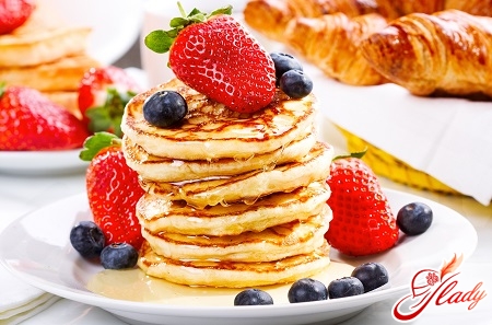 pancake with yogurt and berries