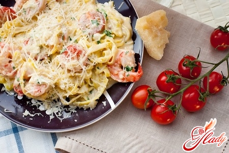 spaghetti with shrimps in creamy sauce