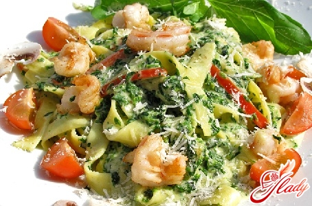 spaghetti in creamy sauce with shrimps