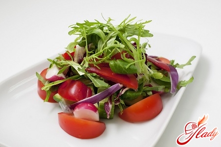 Salat aus Gurken und Tomaten