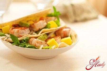 salad with shrimps and mango