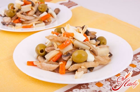 salad with chicken and olives