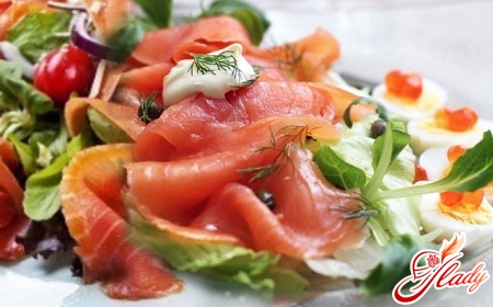 salad with salmon and tomatoes