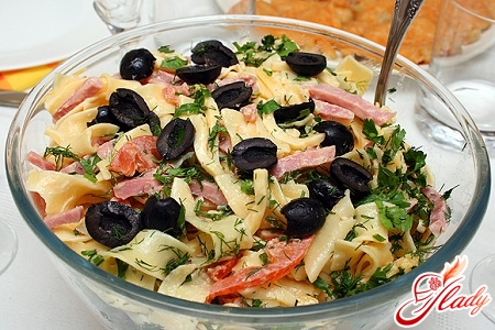 salad with ham and tomatoes