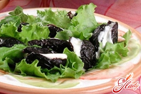 салат з чорносливом