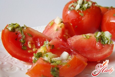gesalzene Tomaten mit Knoblauch