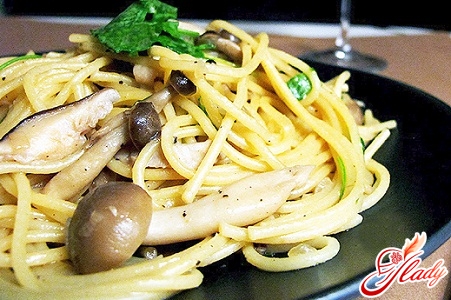 spaghetti with mushrooms and cheese