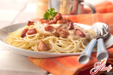 spaghetti carbonara with bacon